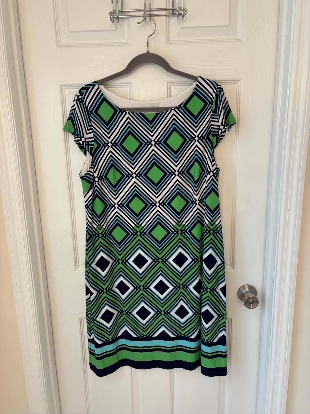 Bold Green Geometric Midi Dress with Short Sleeves